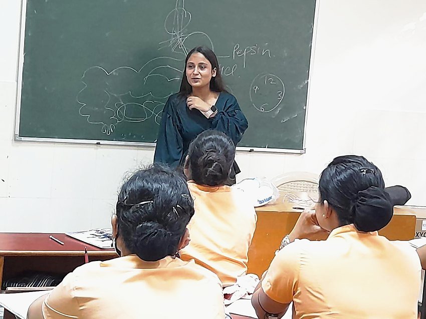 Dt. Sneha Shankar teaching digestive physiology at a classroom seminar